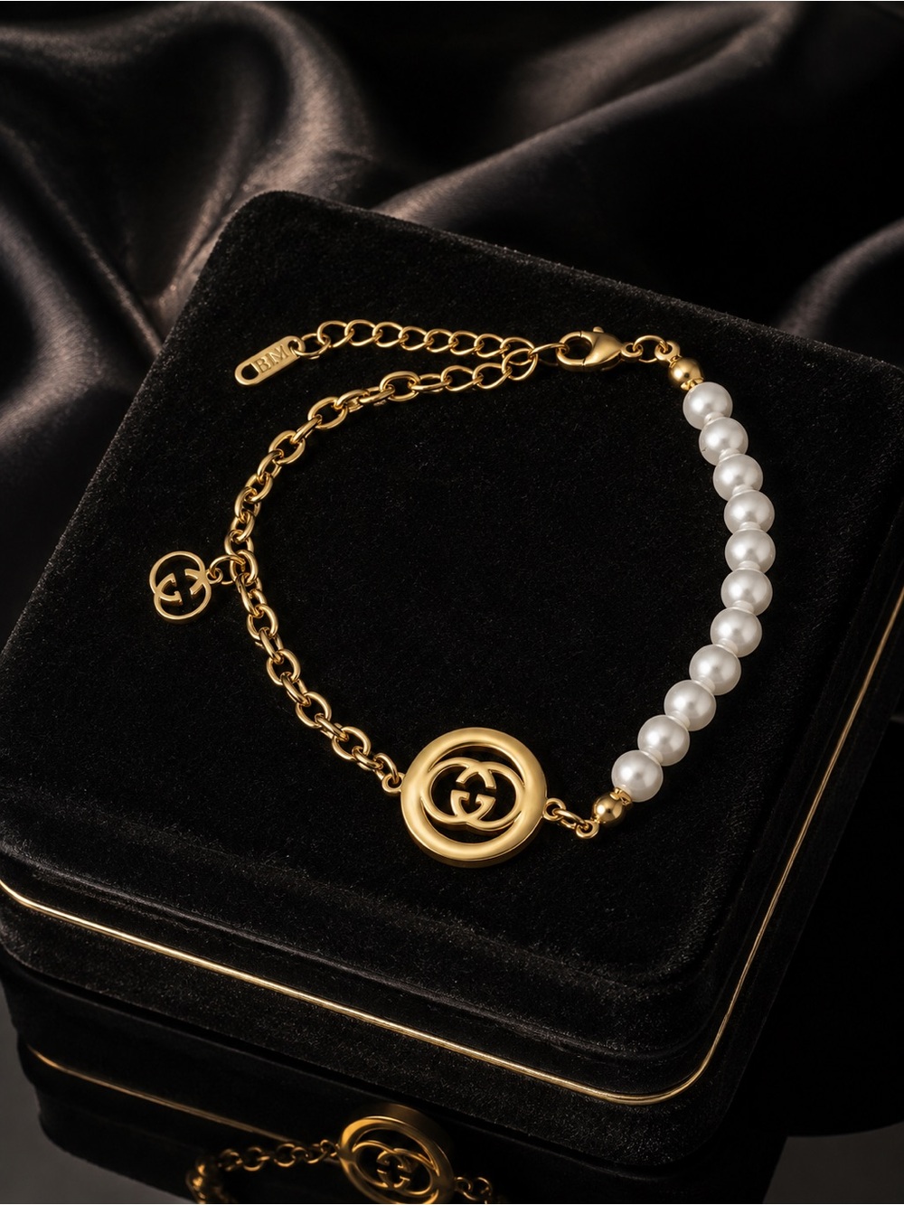 Luxury 18K Gold Pearl GG Medallion Charm Bracelet